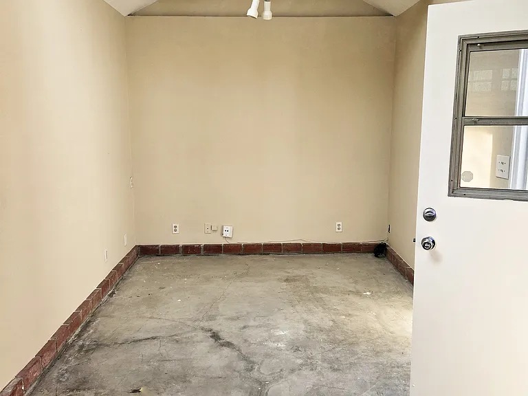 15219 Wyandotte St — Photo 35