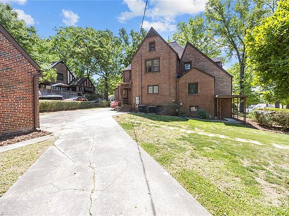 3rd image of 224 W Colonial Dr
