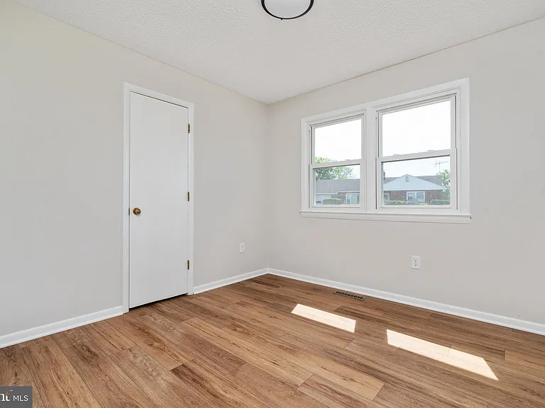 337 Lee St — Photo 9