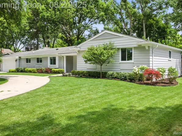 3770 Eastbourne Dr, Troy, MI 48084
