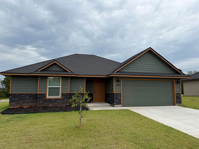 4517 E Lincoln St — Photo 1