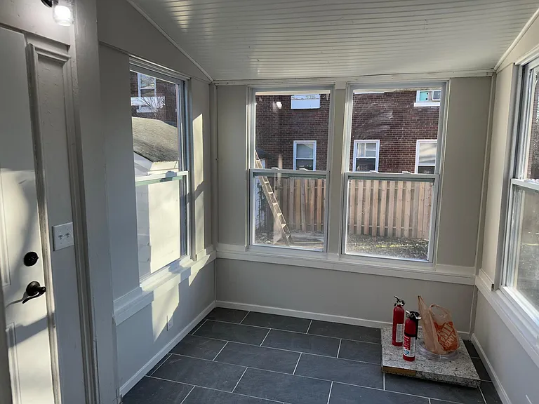 2119 Hudson Ave — Photo 12