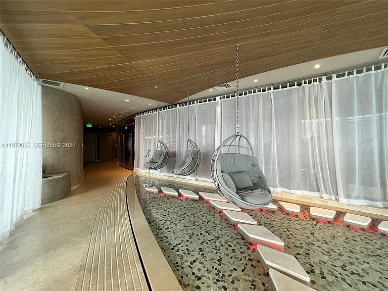1000 Brickell Plz — Photo 23