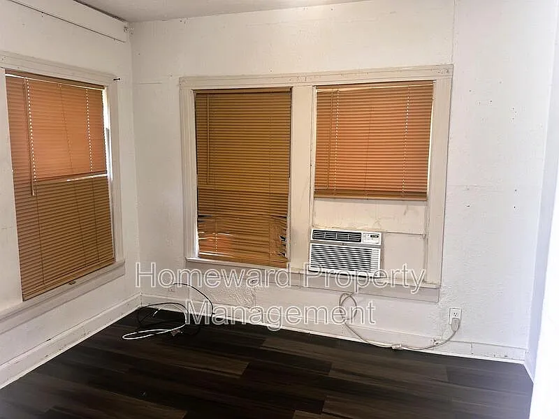 Building Photo - 3803 Meadowbrook Dr #2