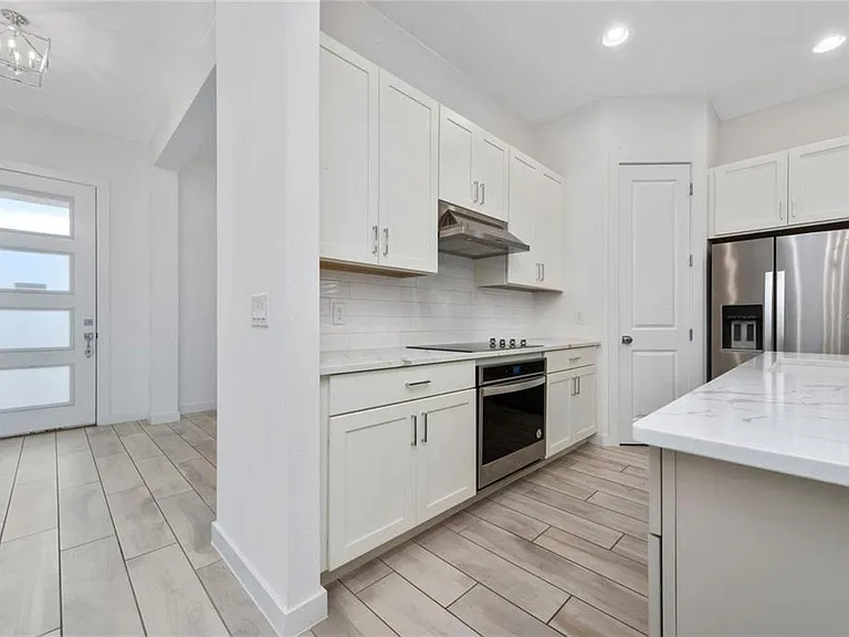 8664 Dubochet St — Photo 31