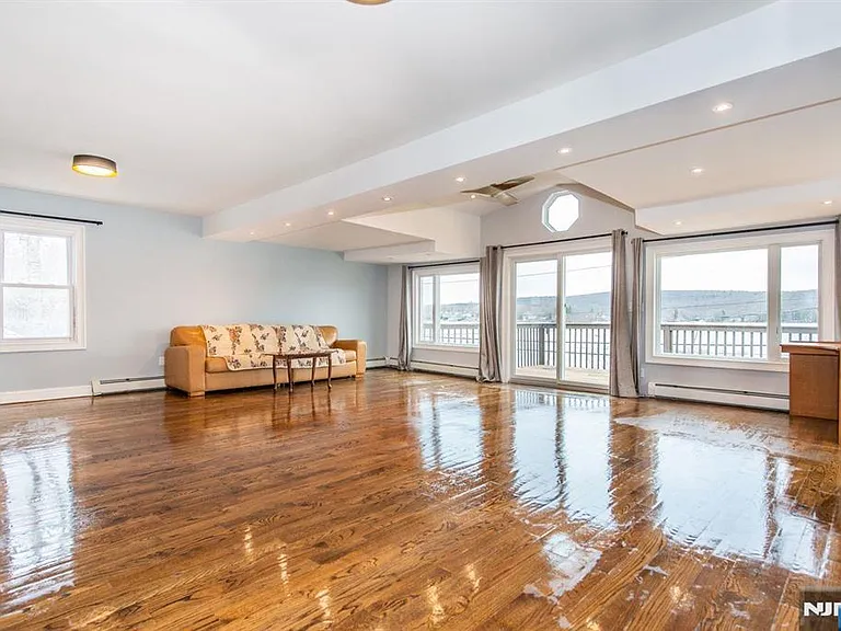 677 Warwick Tpke — Photo 4