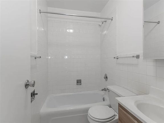 5th image of 6124 N Winthrop Ave #C7de7d33a