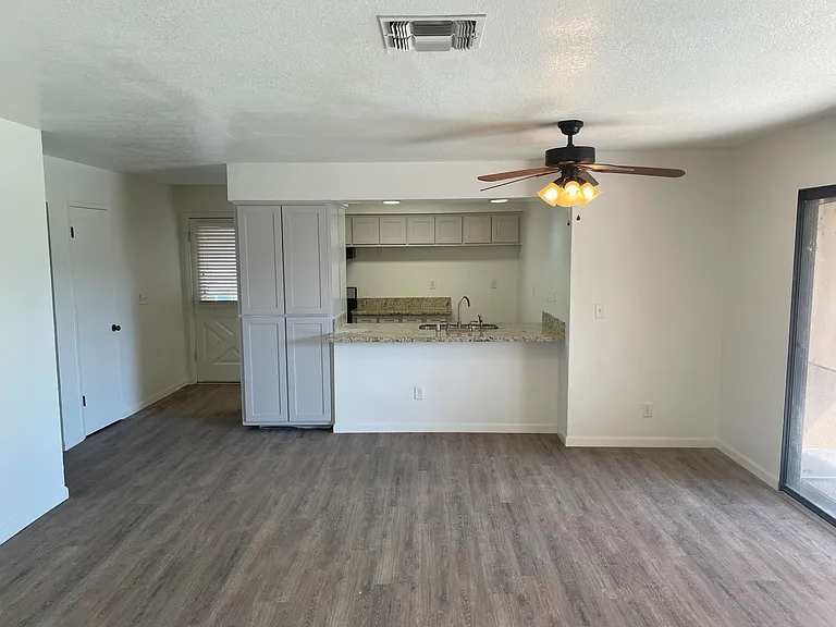 208 N Crenshaw St — Photo 9