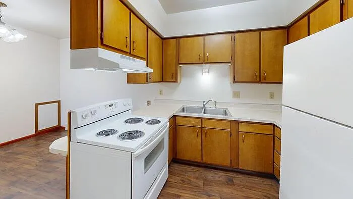 305 Ryan Dr #10 — Photo 1