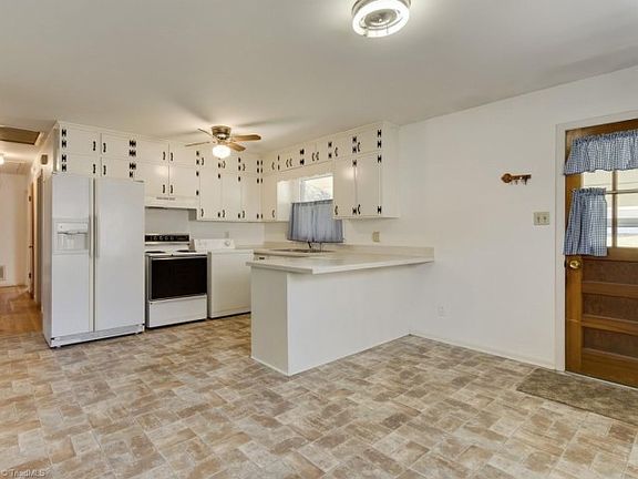 3rd image of 1409 Corregidor St