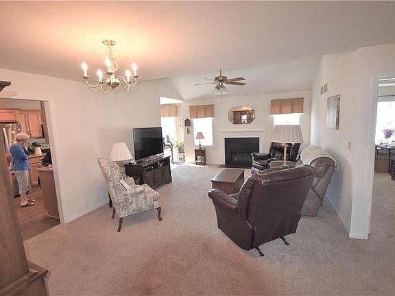 4th image of 1242 Briarwood Ln