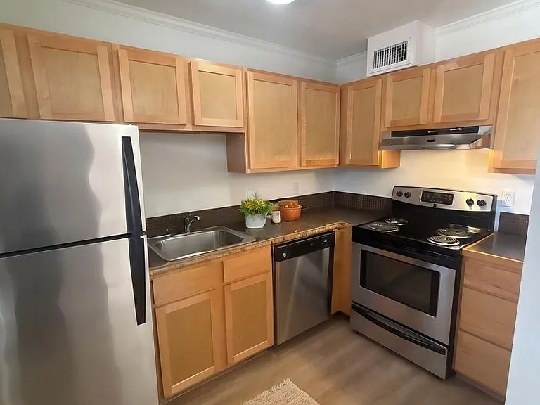 Antilles Apartments — Photo 18