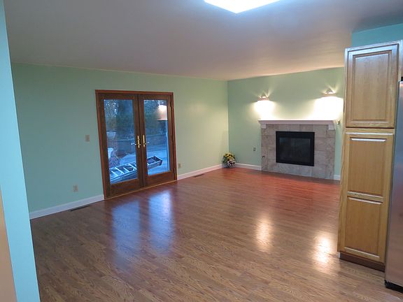 3rd image of 114 Williamsburg Ln