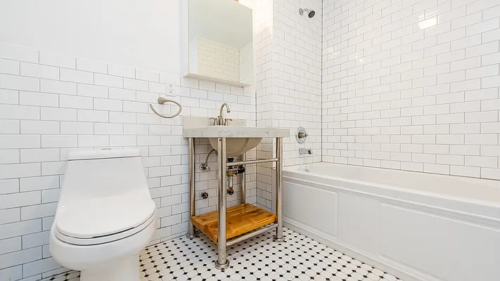 Rented by Nooklyn NYC LLC | media 18