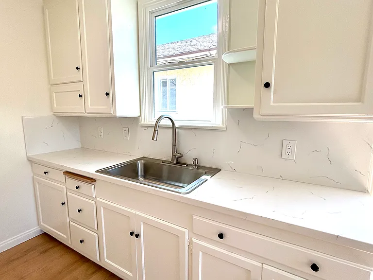 1212 W Victory Blvd — Photo 6