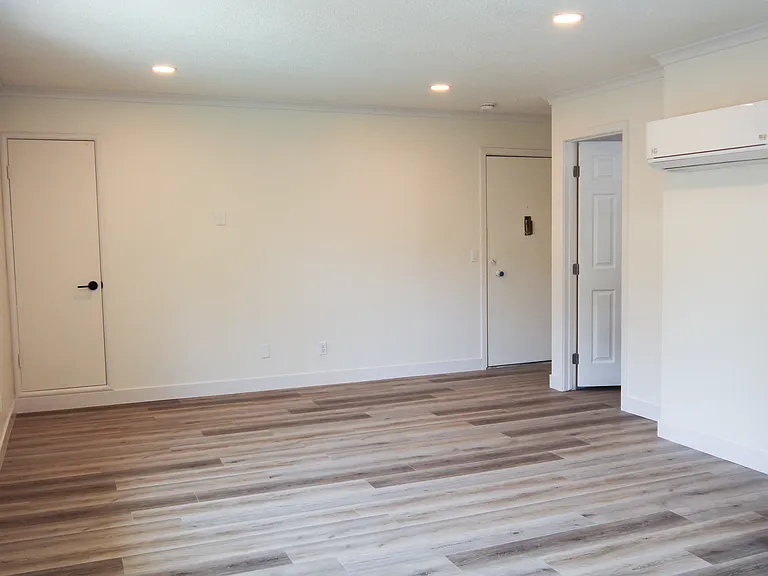 2810 H St #6 — Photo 9