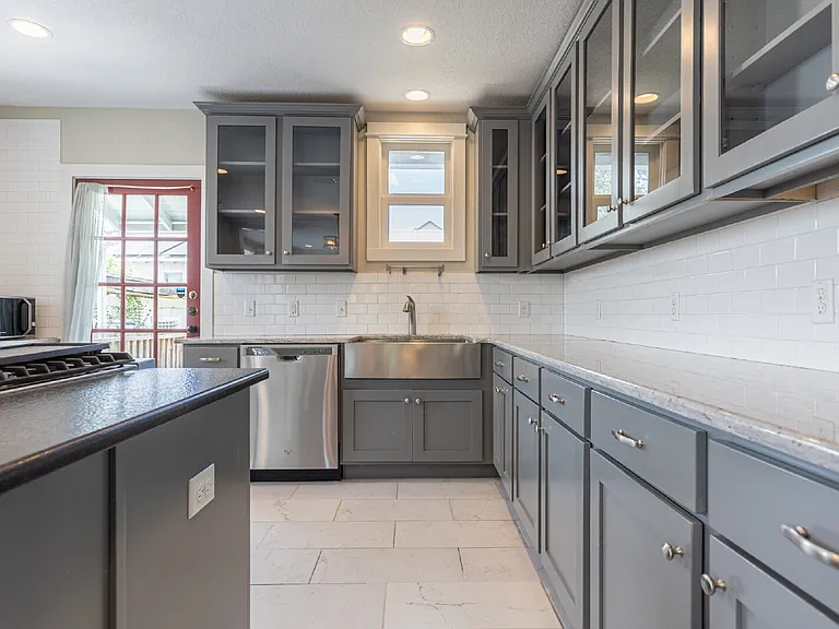1121 E Crockett St — Photo 14