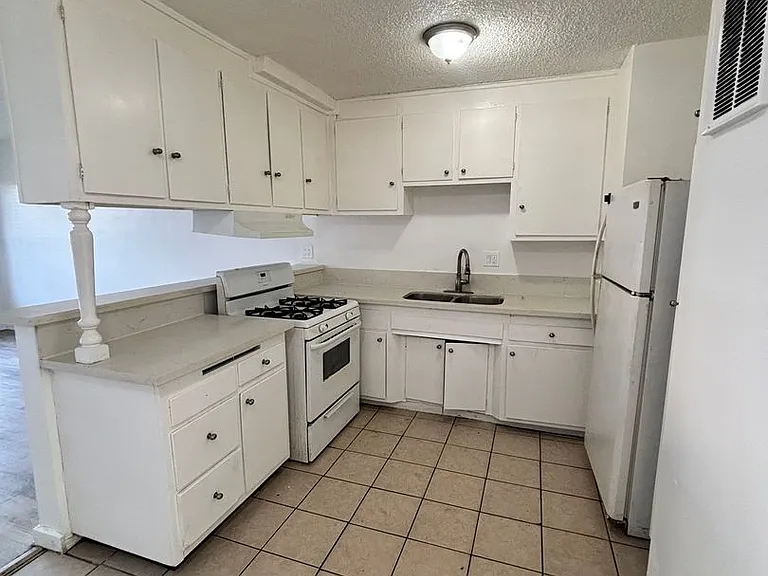 7104 S San Pedro St — Photo 2