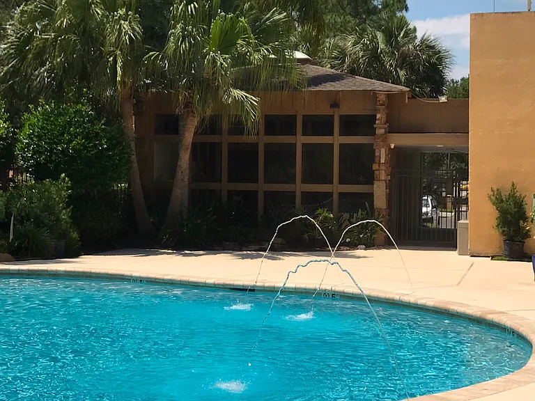A Private Apt & Townhouse Community — Photo 4