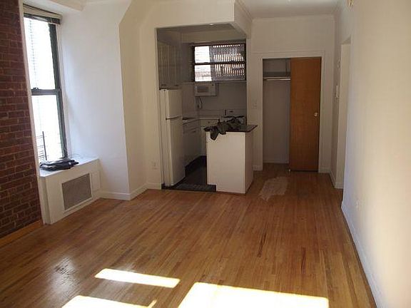 2nd image of 155 W 58th St