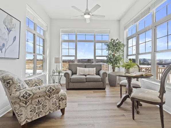 439 Standing Stone DRIVE #16-36, Waukesha, WI 53189