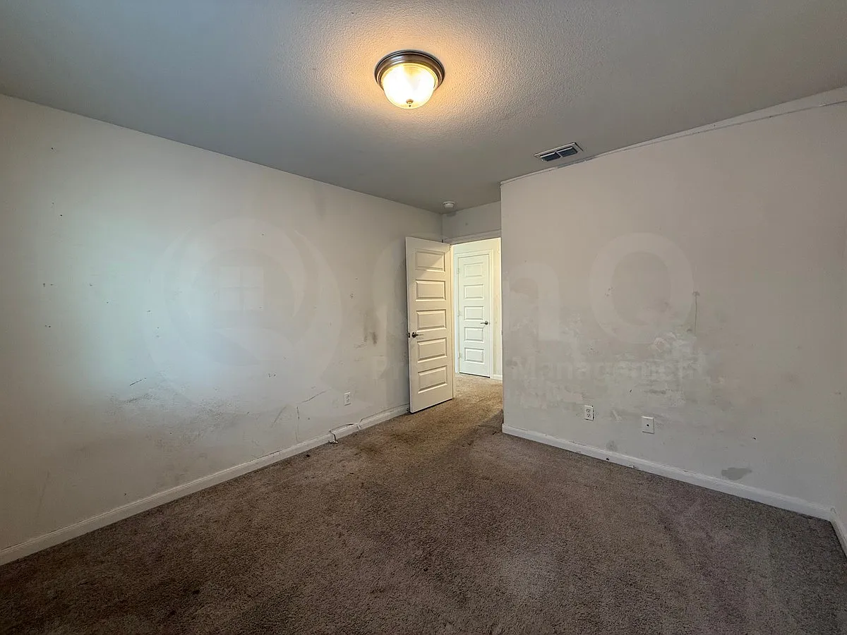 4 bed, 2.5 bath, 2214 sqft, $2,545 — Photo 3