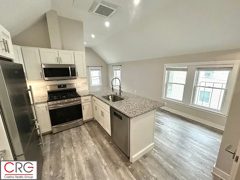 2 bed, 900 sqft, $3,200 — Photo 3