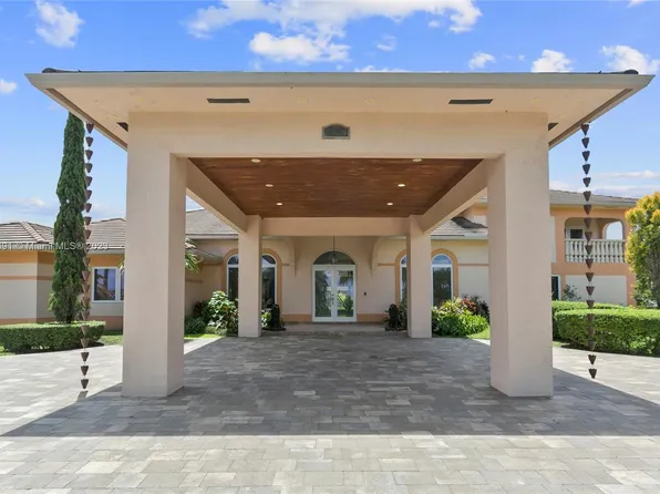 9880 NW 137th St, Hialeah Gardens, FL 33018