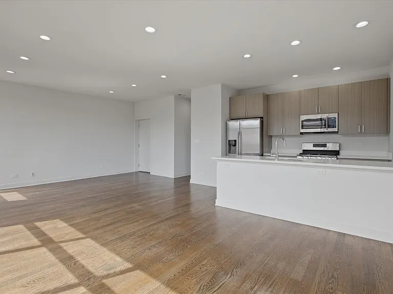 650 N Green St #4 — Photo 5