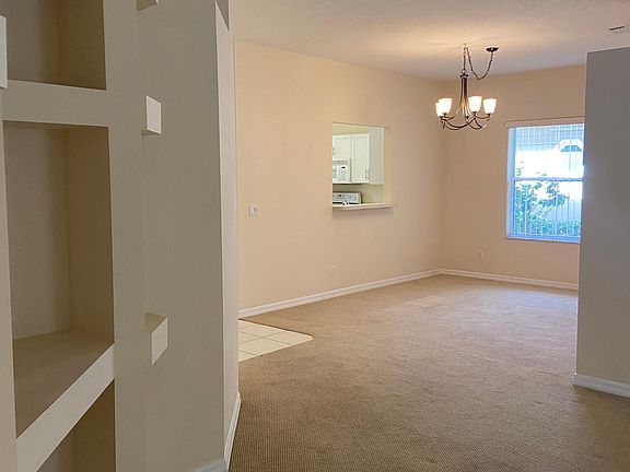 5th image of 245 Hawthorne Ln