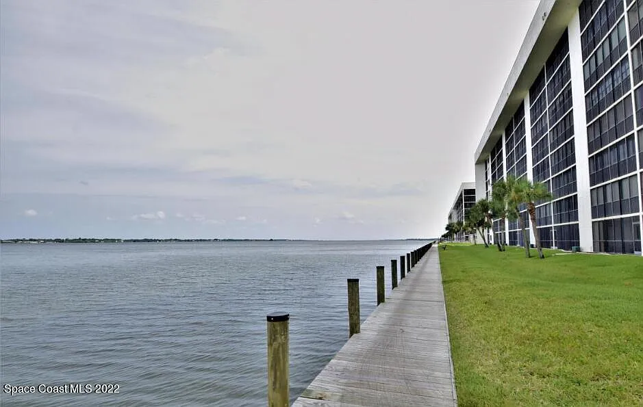 2 bed, 2.0 bath, 1307 sqft, $2,400 — Photo 2