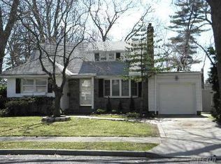 450 Laurel Rd, Rockville Centre, NY 11570