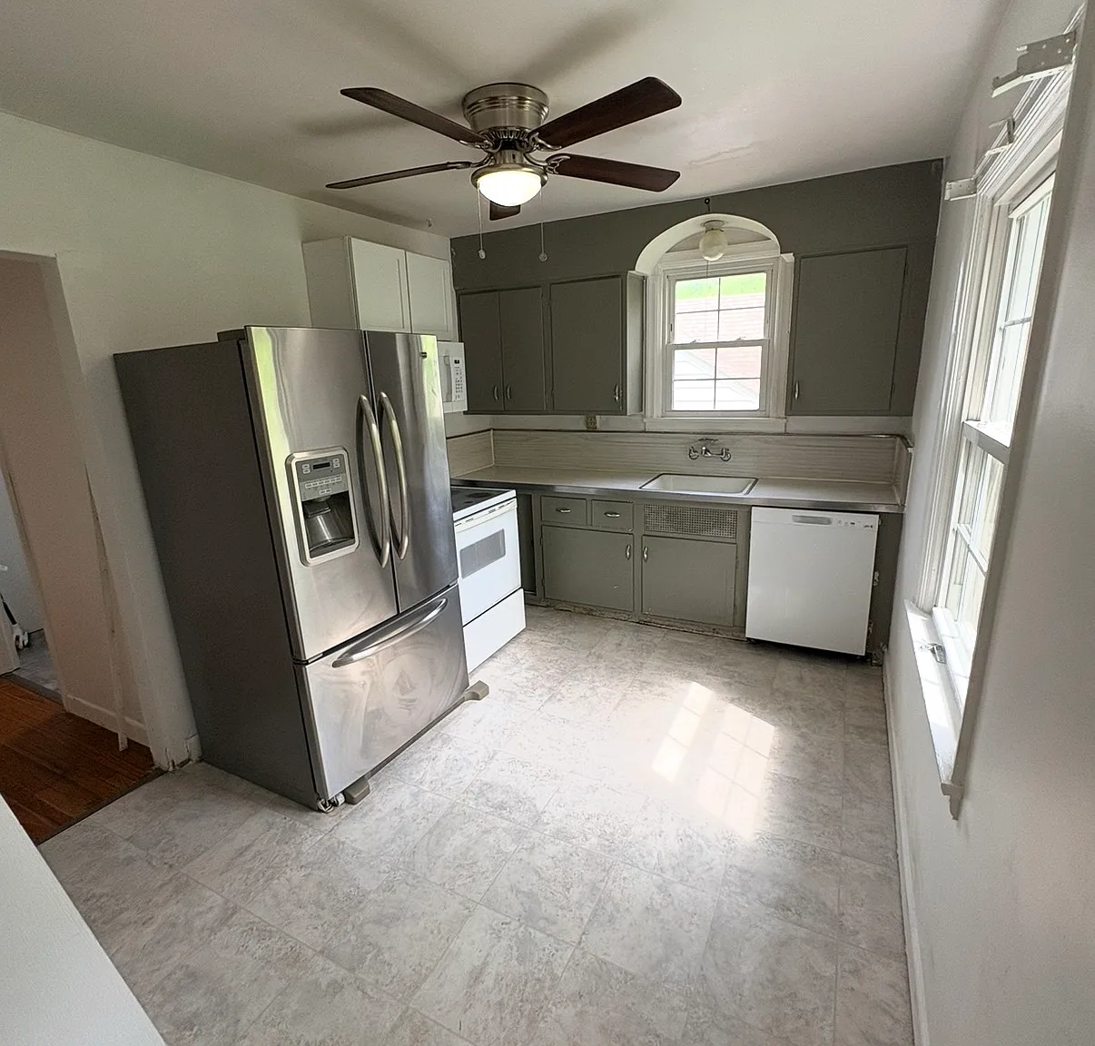 3 bed, 1050 sqft, $2,000 — Photo 3
