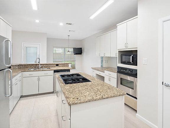 4th image of 7905 Rimrock Cir
