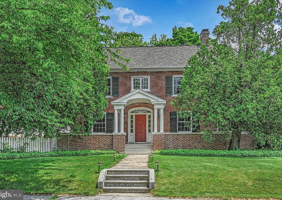 1st image of 725 Park Hill Dr