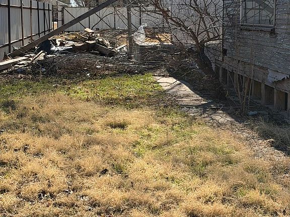3rd image of 2309 Truman St