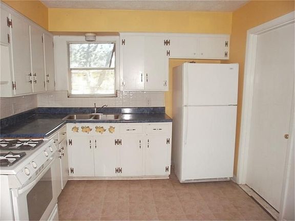 2nd image of 210 W 7th St