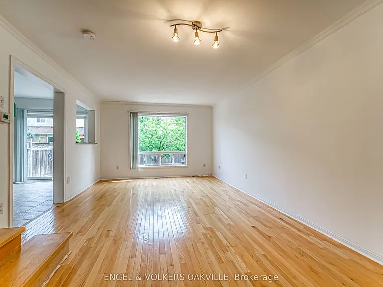 1121 Barclay Cir — Photo 2