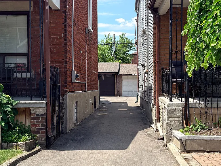 1080 Dufferin St #MAIN FLOOR — Photo 3