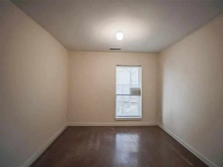 6913 Yellowstone Way Dr — Photo 2