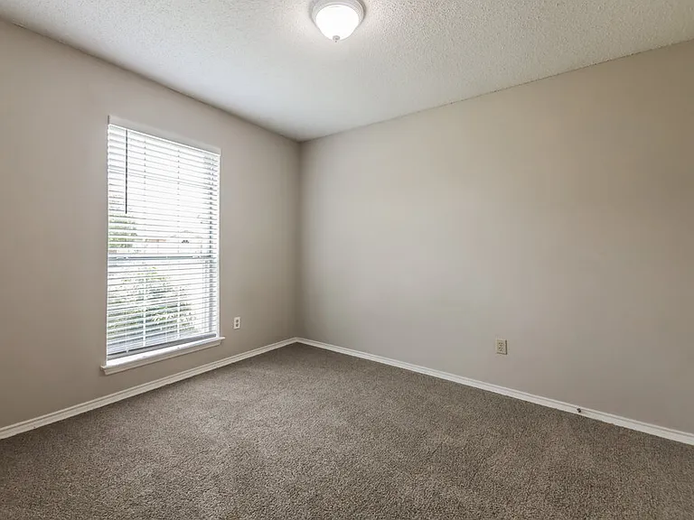 2524 Park Valley Dr — Photo 14