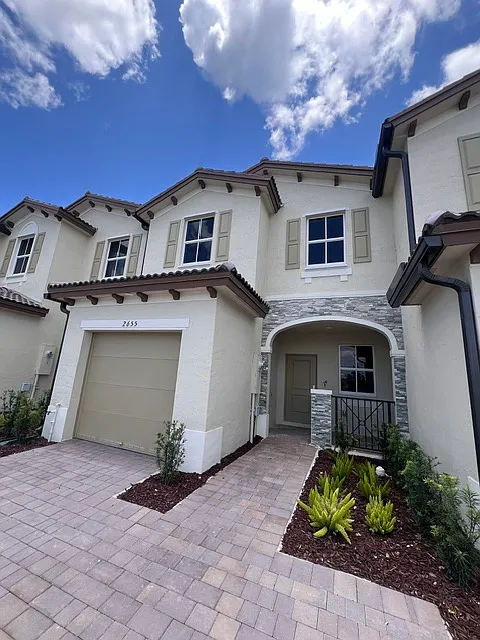 3 bed, 2.5 bath, 1334 sqft, $2,600 — Photo 1