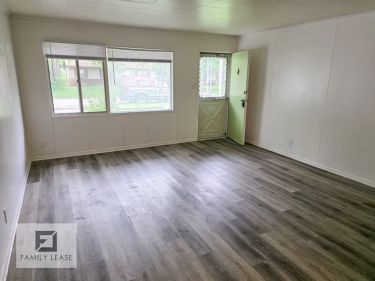 732 Saint Nicholas Dr — Photo 3