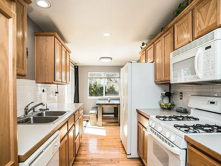 Kitchen (staged)