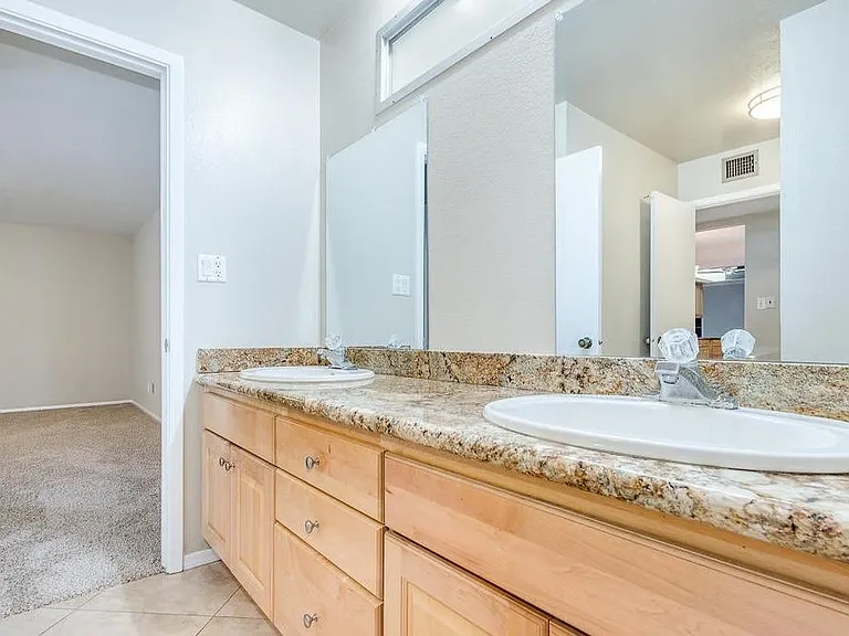 2439 E Del Rio Dr — Photo 38