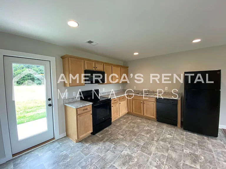 370 Sunlight Cir — Photo 3