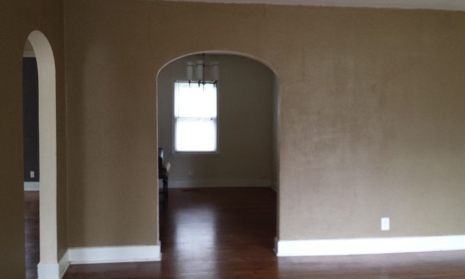 2nd image of 305 Tacoa Ave