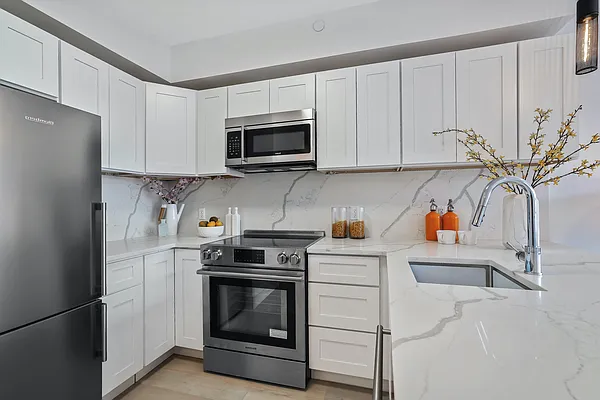 Sold by Daniel Gale Sotheby's International Realty | media 11