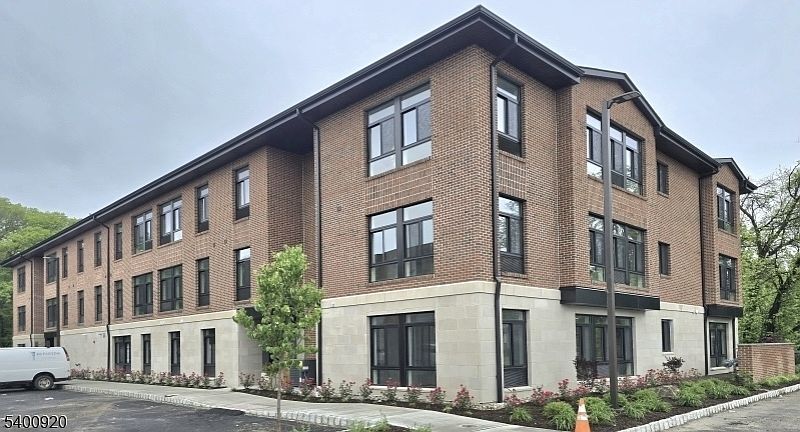 1st image of 135 Fairfield Rd #204