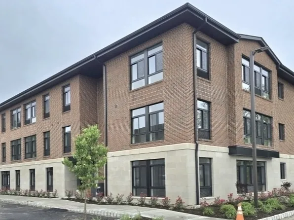 135 Fairfield Rd #204, Fairfield, NJ 07004